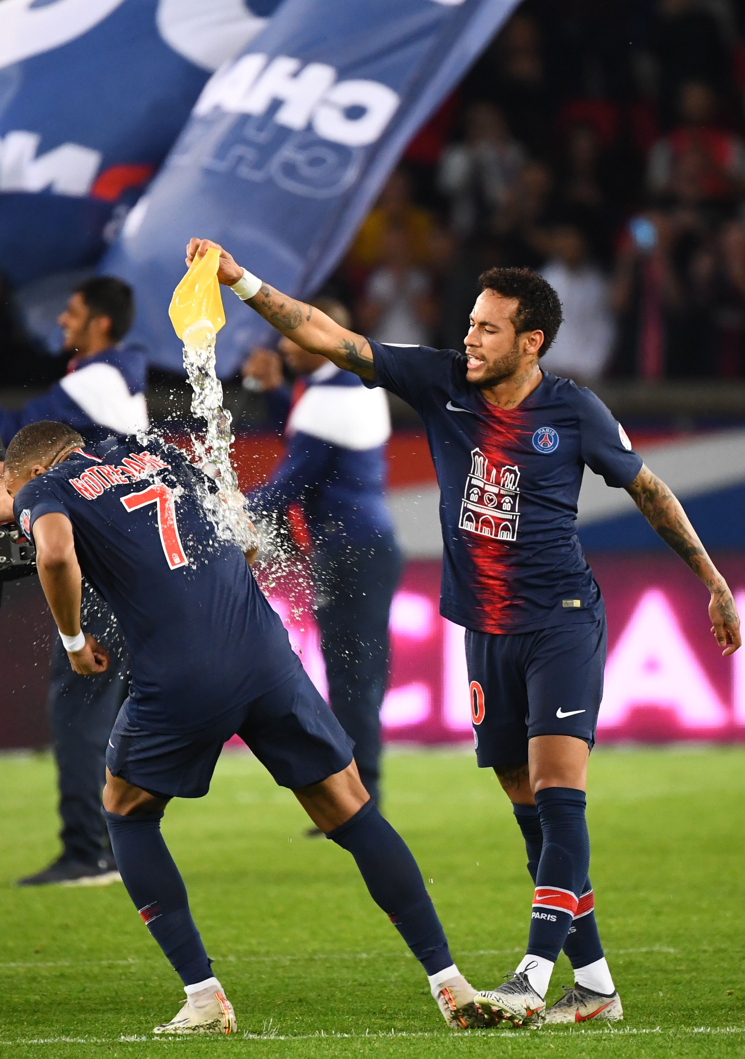 北青：多地表达过愿意办U20亚洲杯；国足原本10月在杭州集训（北青：多地曾表示愿承办U20亚洲杯，国足原定10月在杭州集训）