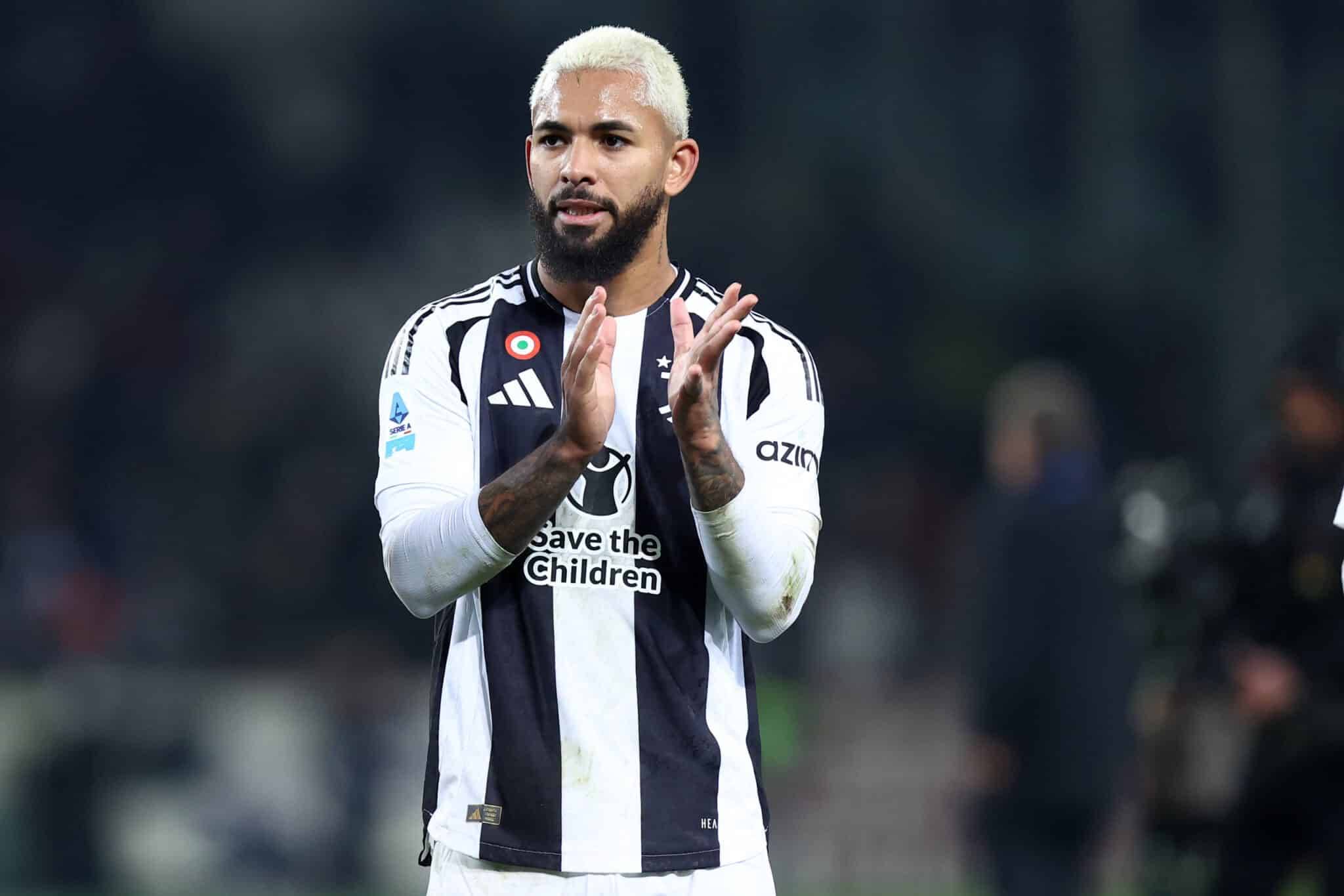 维尼修斯等人在替补席偷笑被龙赛罗怒批：到底在笑什么？（维尼修斯等人替补席窃笑惹怒龙赛罗：你们到底在笑啥？）