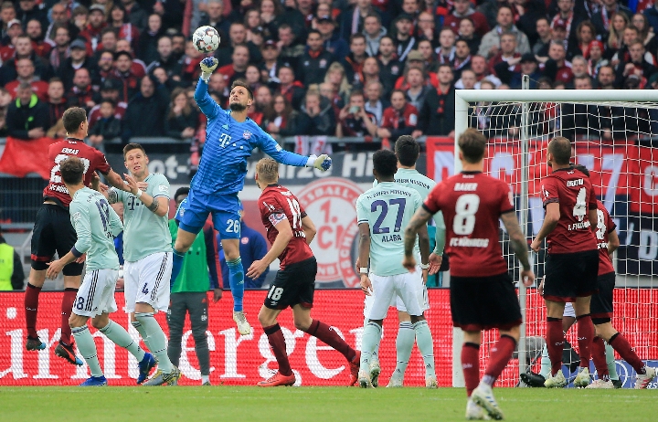 球迷：这球踢得跟动画一样