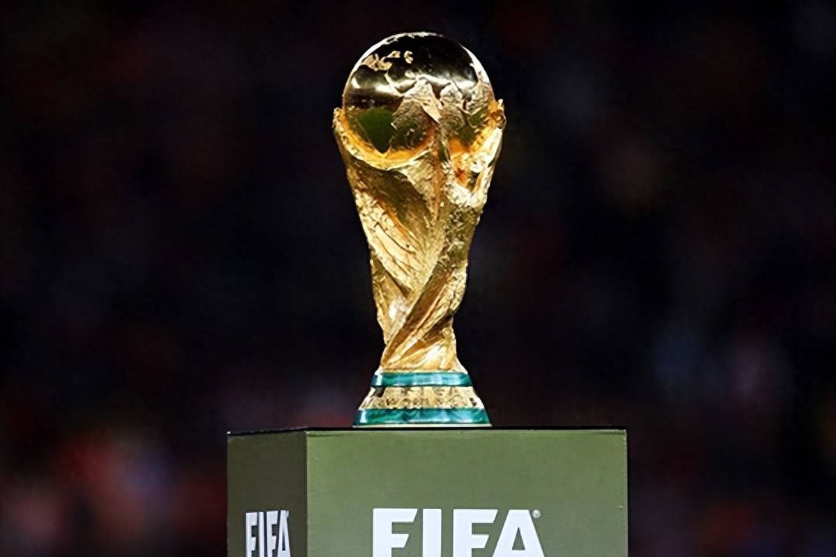 狼记：爱德华兹在末节告诉教练组，他不想按常规轮换下场休息